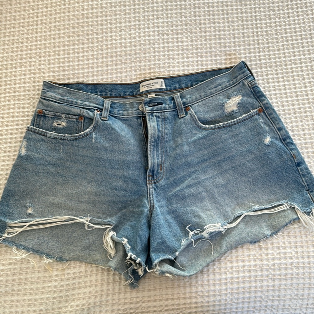 Abercrombie & fitch nwot “The Boyfriend Short” mid rise size 32/14